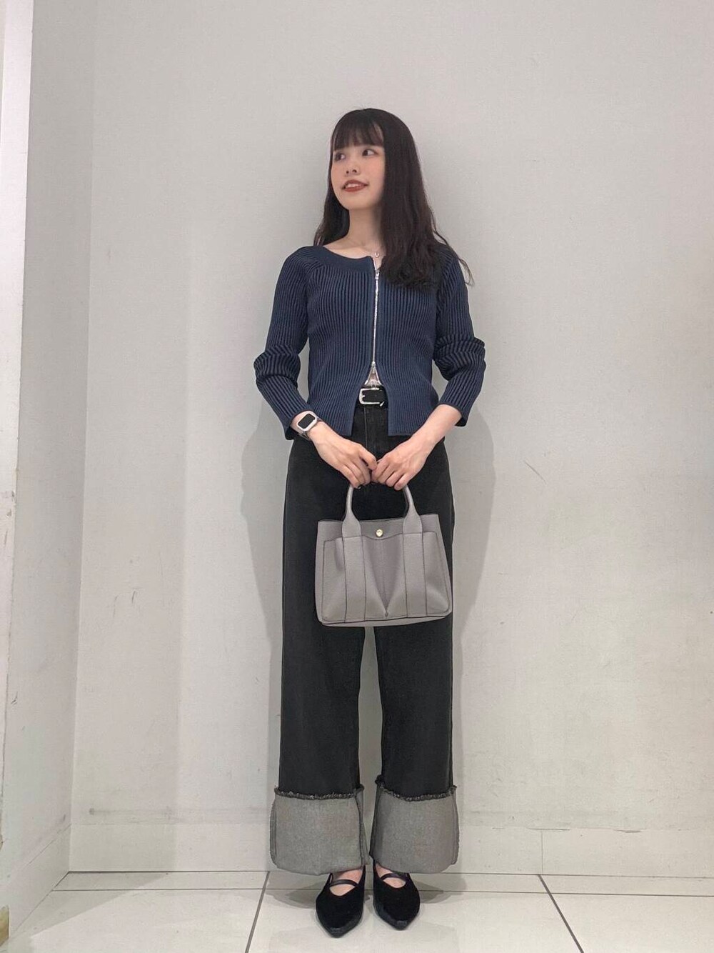 ブルー系のパンプス、グレー系のトートバッグ、ブルー系のニット/セーターを着用したレディースの夏コーディネートの4枚目の写真