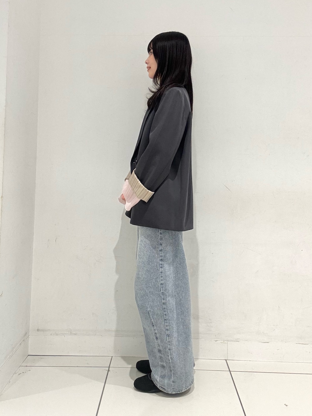 ブルー系のデニムパンツ、ピンク系のTシャツ/カットソー、グレー系のテーラードジャケットを着用したレディースの春コーディネートの2枚目の写真