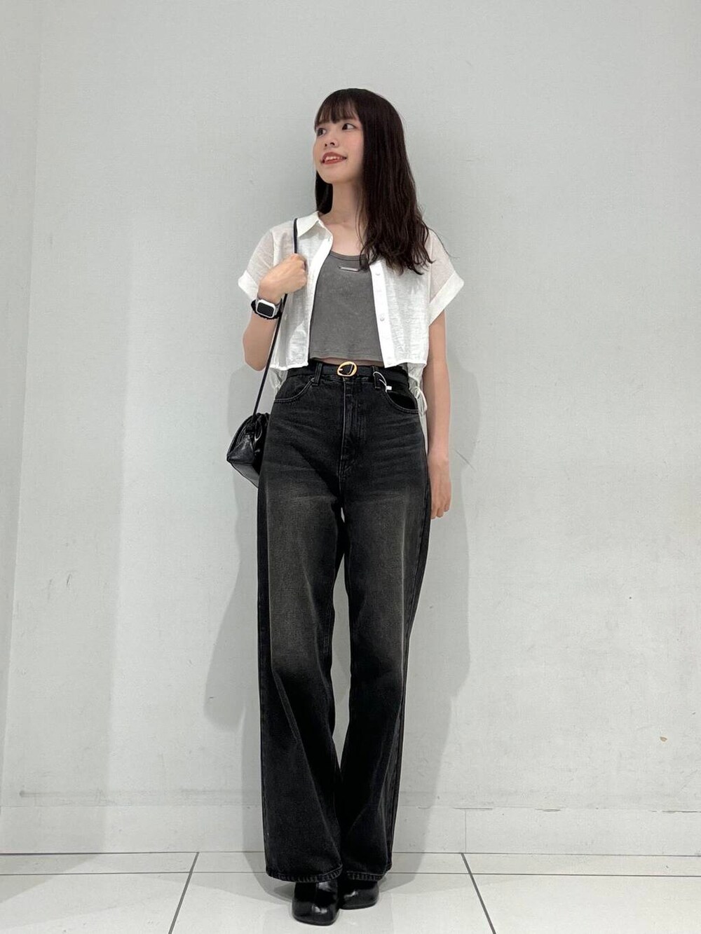 ブラック系のショルダーバッグ、ホワイト系のシャツ/ブラウス、ブラック系のサンダルを着用したレディースの秋コーディネートの4枚目の写真