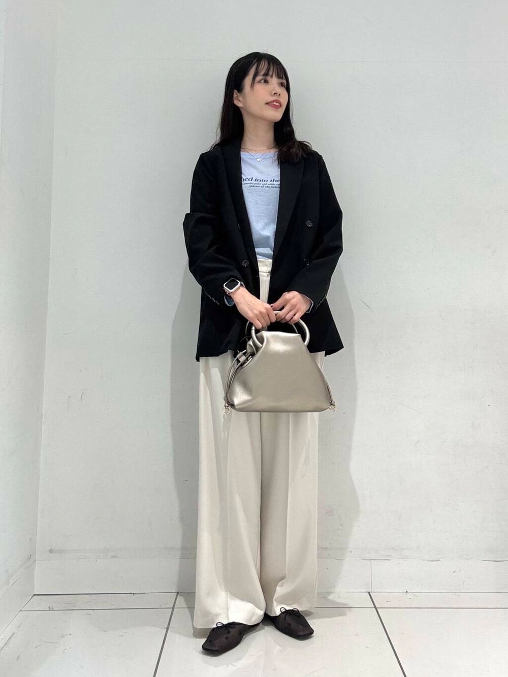 ベージュ系のその他パンツ、ブラック系のバレエシューズ、ブラック系のその他アウターを着用したレディースの春コーディネートの4枚目の写真