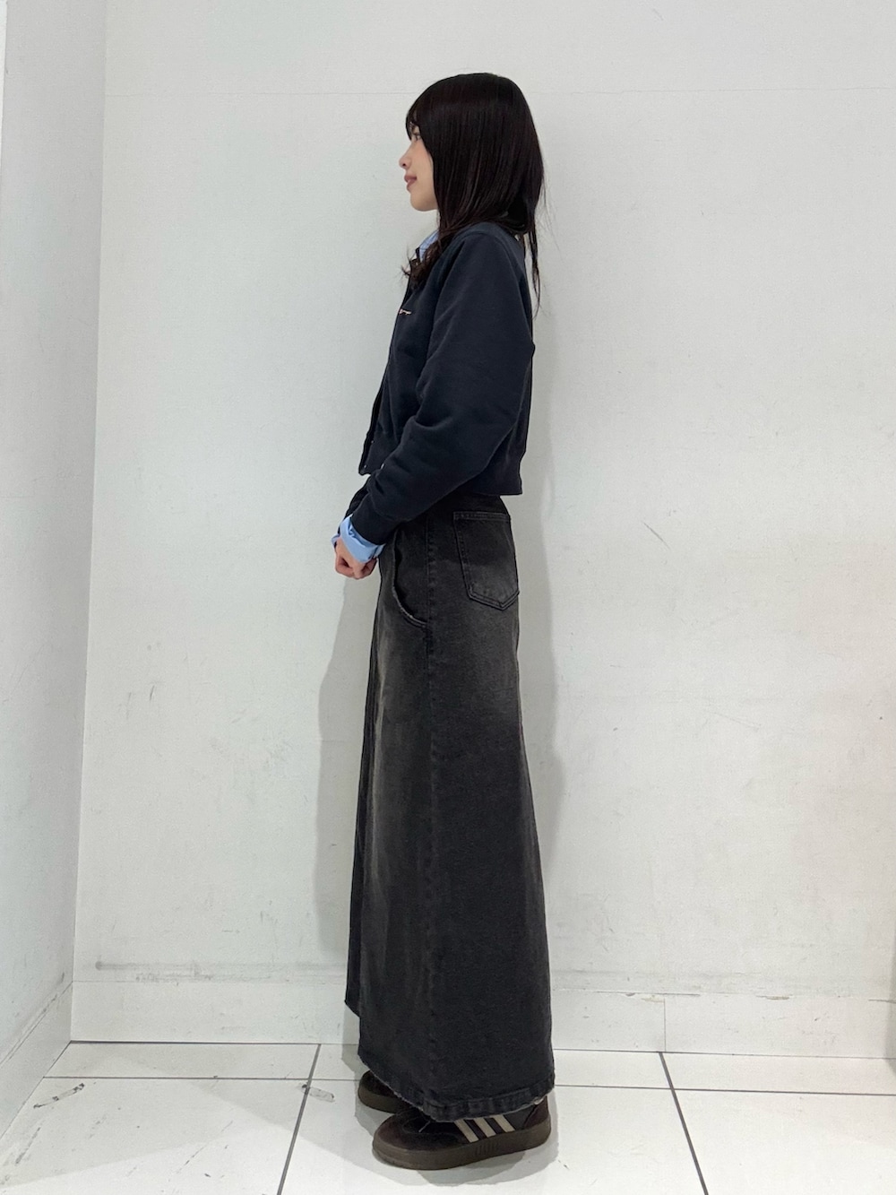 ブルー系のカーディガン/ボレロ、ブラック系のスカート、ブルー系のシャツ/ブラウスを着用したレディースの冬コーディネートの2枚目の写真