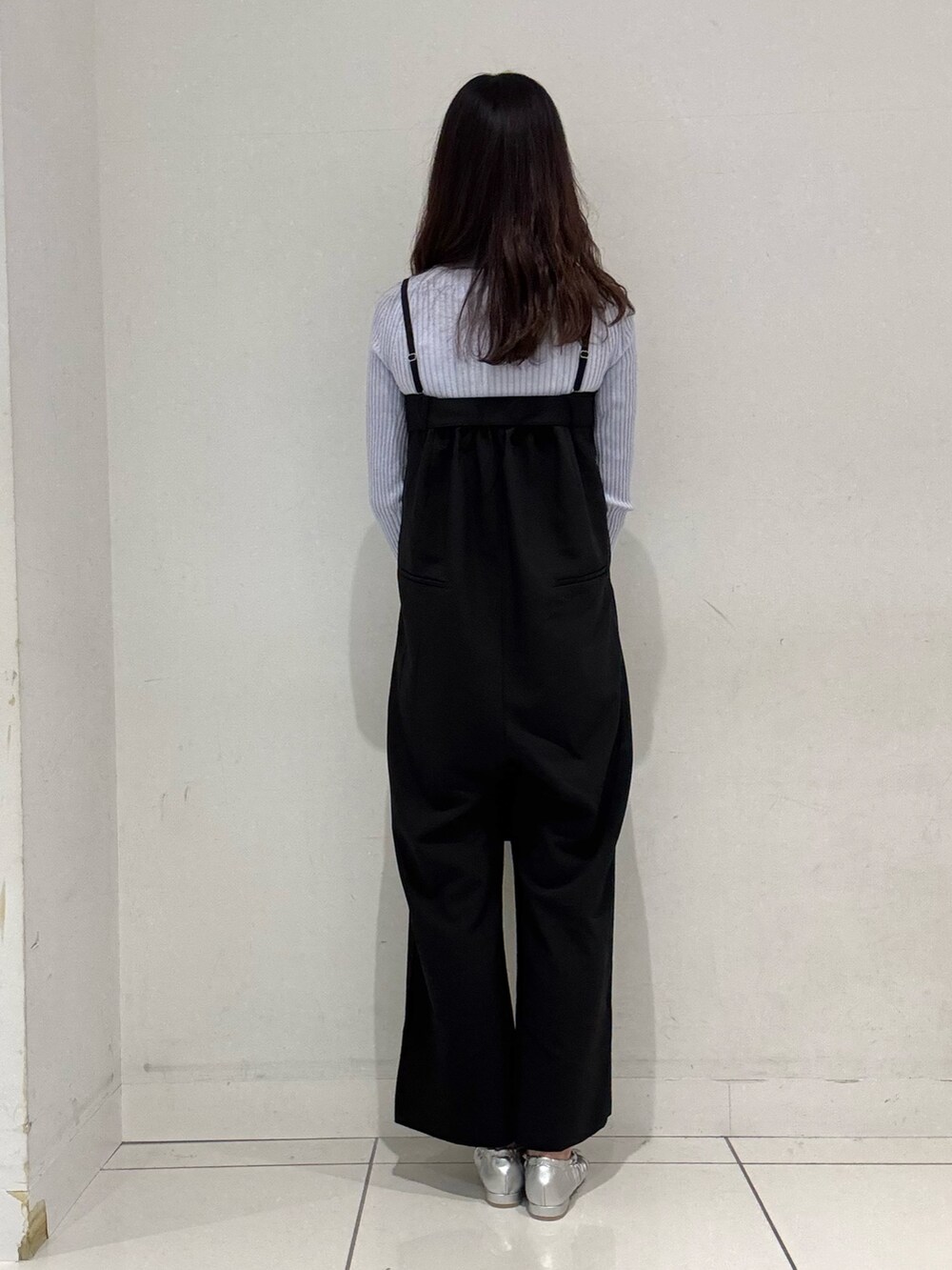 ブラック系のサロペット/オーバーオール、パープル系のニット/セーター、シルバー系のバレエシューズを着用したレディースの冬コーディネートの3枚目の写真