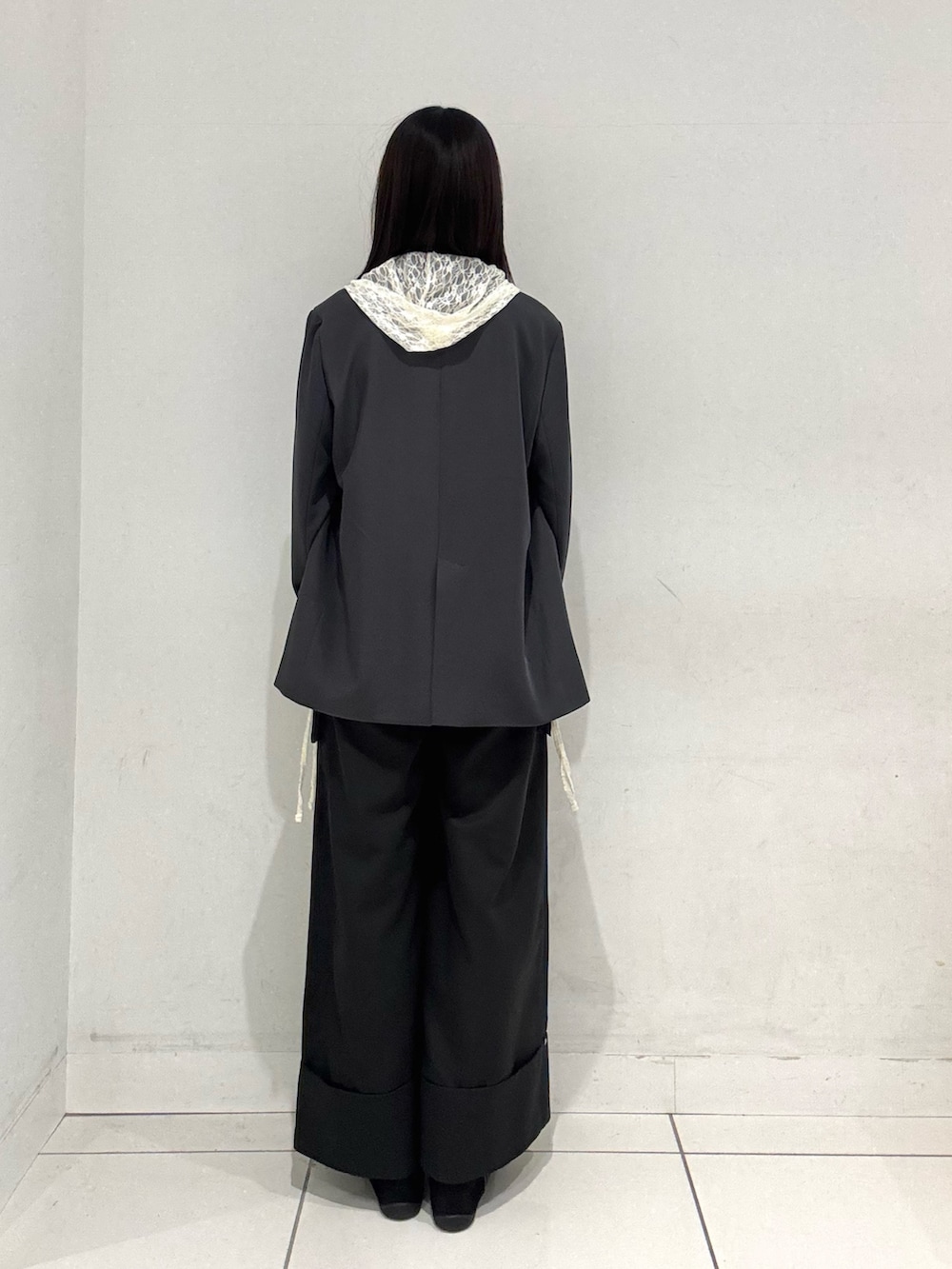 ホワイト系のその他トップス、グレー系のテーラードジャケット、ブルー系のカーディガン/ボレロを着用したレディースの春コーディネートの3枚目の写真