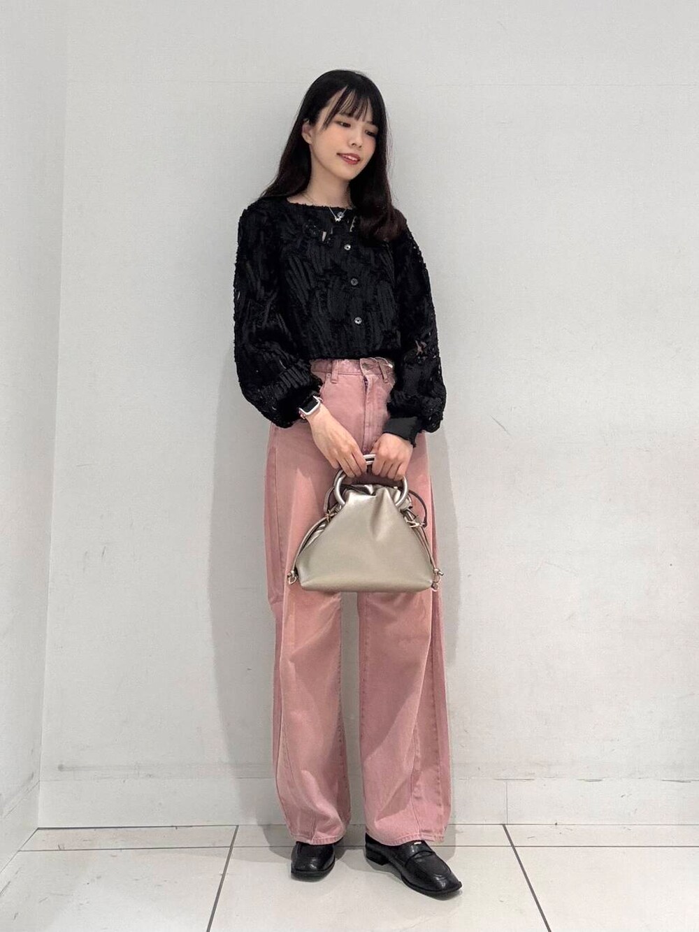 ブラック系のローファー、その他のハンドバッグ、ブラック系のシャツ/ブラウスを着用したレディースの春コーディネートの4枚目の写真