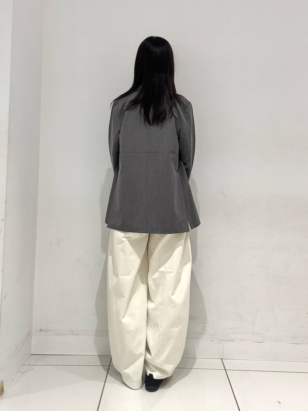 ブルー系のカーディガン/ボレロ、グレー系のテーラードジャケット、ホワイト系のその他パンツを着用したレディースの春コーディネートの3枚目の写真