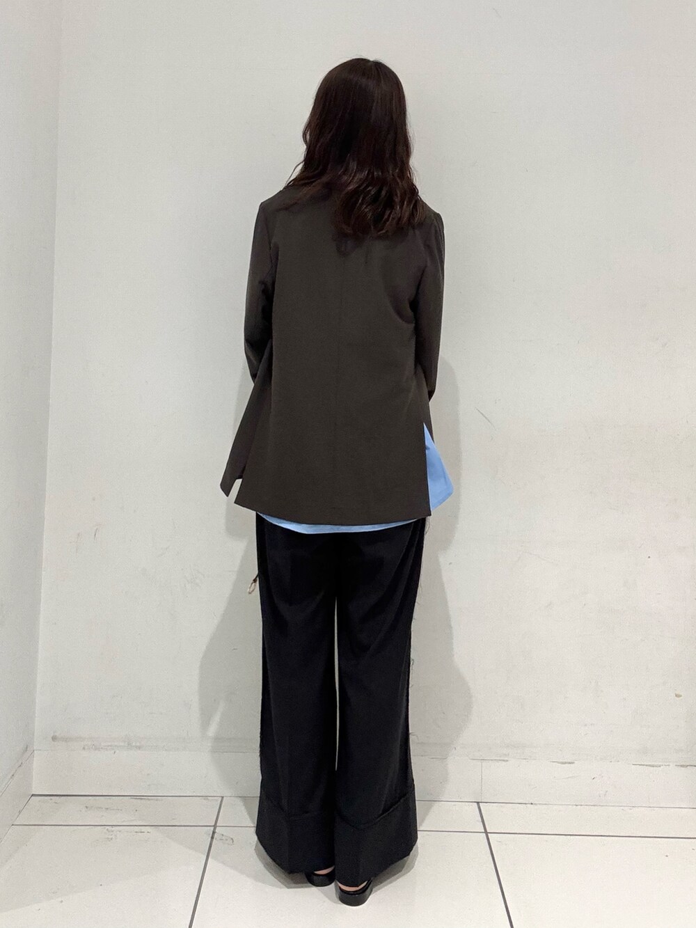 ブルー系のシャツ/ブラウス、ブラウン系のその他アウター、ブラック系のその他パンツを着用したレディースの秋コーディネートの3枚目の写真