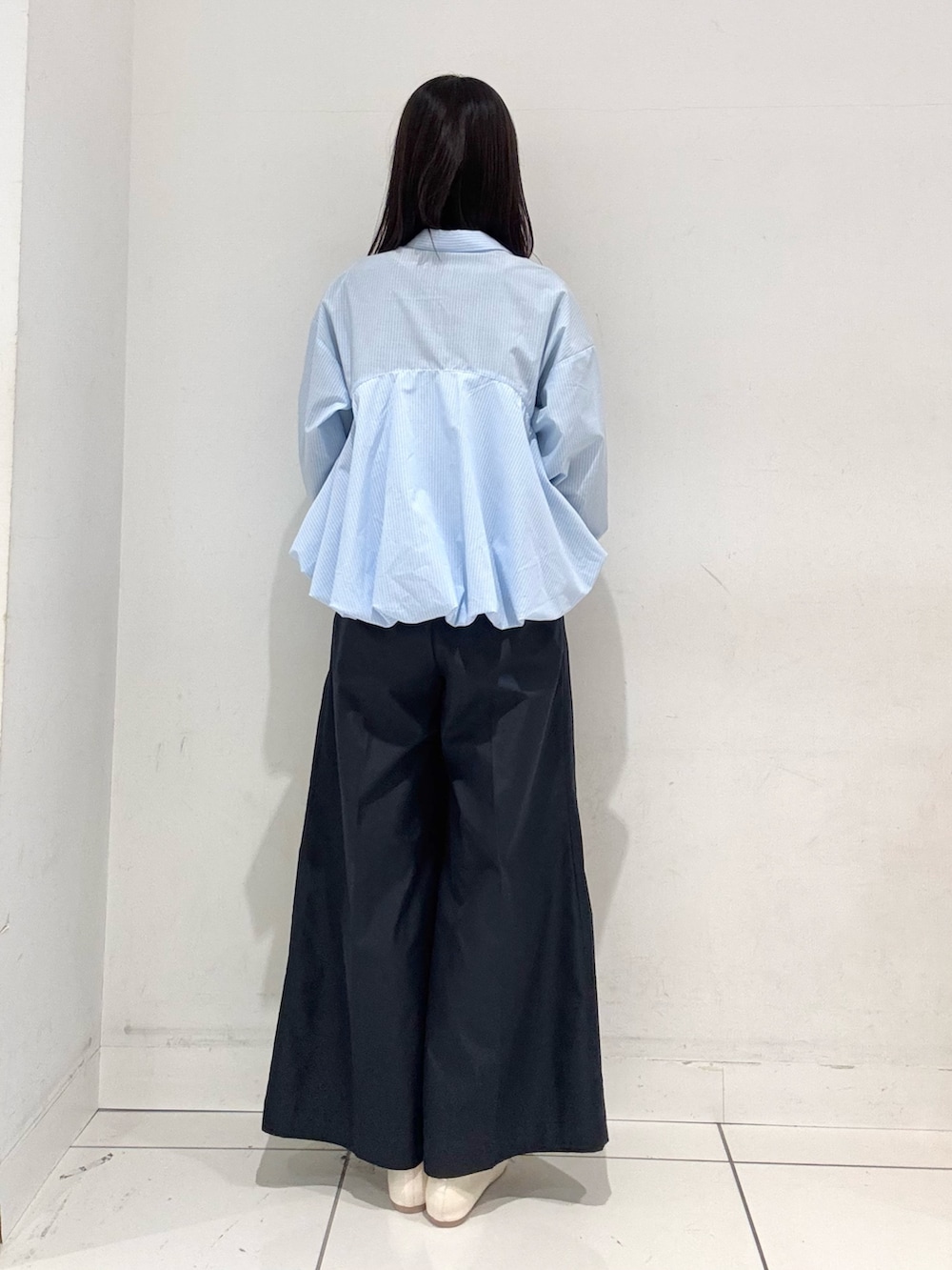 ブルー系のシャツ/ブラウス、ブルー系のチノパンツ、ホワイト系のその他シューズを着用したレディースの冬コーディネートの3枚目の写真