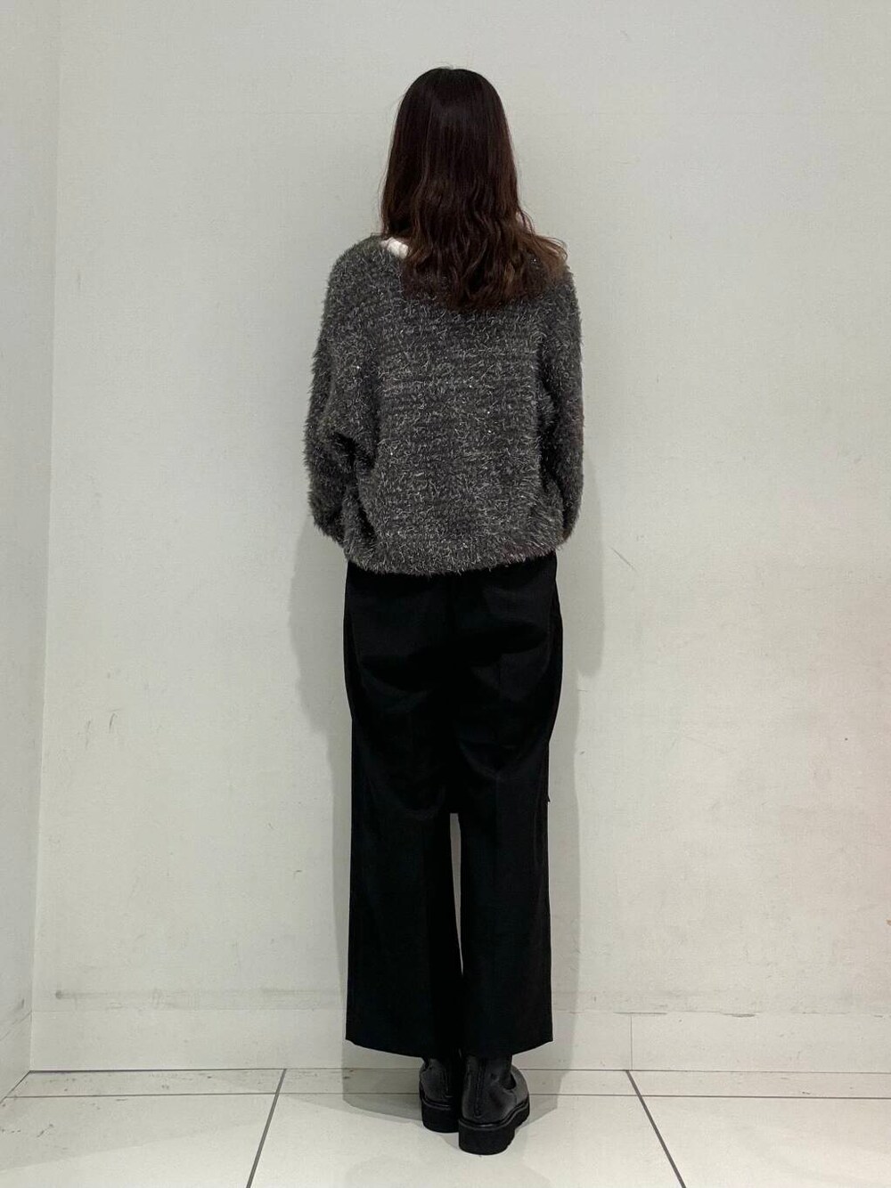 ブラック系のその他パンツ、ブラック系のボストンバッグ、グレー系のニット/セーターを着用したレディースの秋コーディネートの3枚目の写真