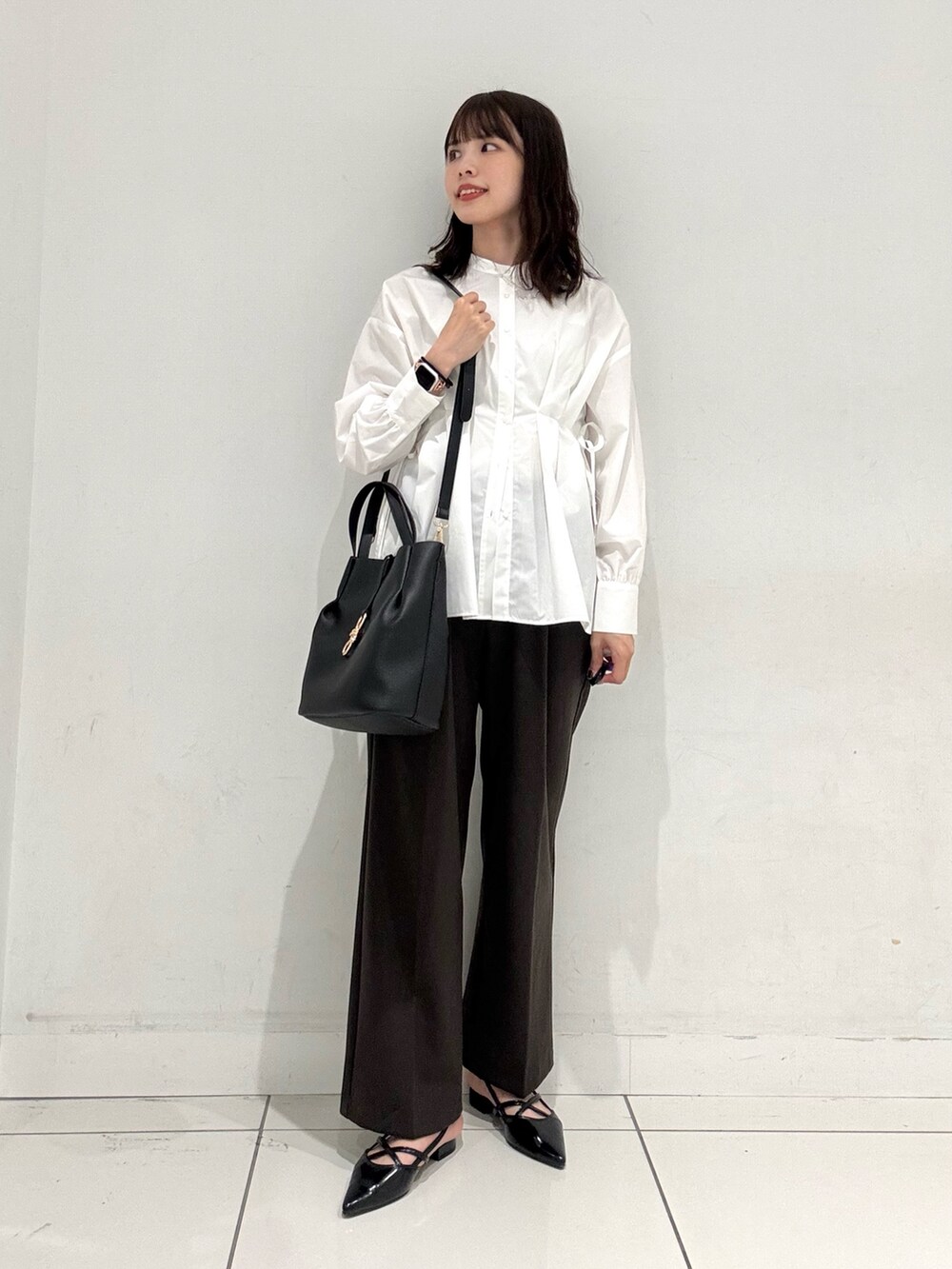 ホワイト系のシャツ/ブラウス、ブラック系のトートバッグ、ブラック系のその他シューズを着用したレディースの秋コーディネートの2枚目の写真