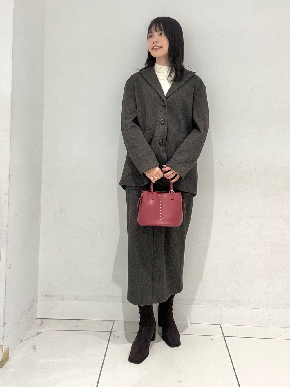 ブラウン系のその他アウター、ブラウン系のブーツ、ブラウン系のスカートを着用したレディースの秋コーディネートの4枚目の写真