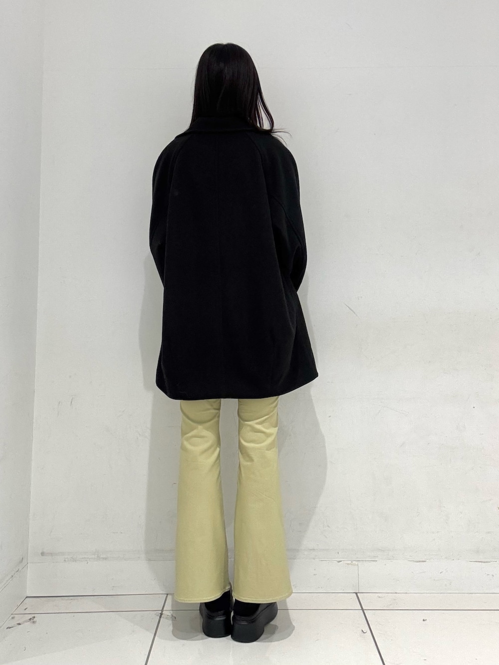 ホワイト系のTシャツ/カットソー、ブラック系のベスト、ブラック系のその他シューズを着用したレディースの冬コーディネートの3枚目の写真