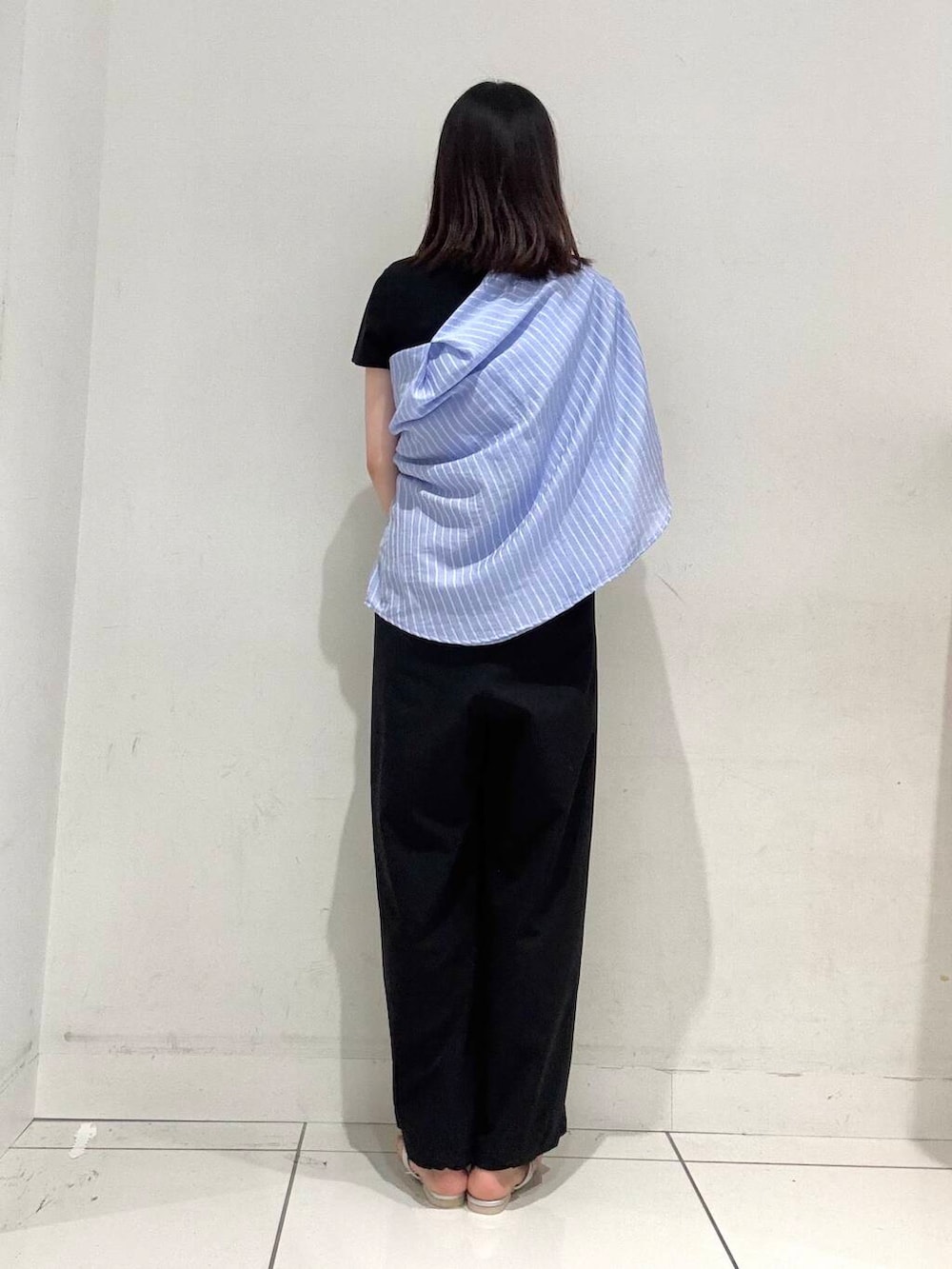 ブルー系のシャツ/ブラウス、ブラック系のその他パンツ、シルバー系のサンダルを着用したレディースの春コーディネートの3枚目の写真