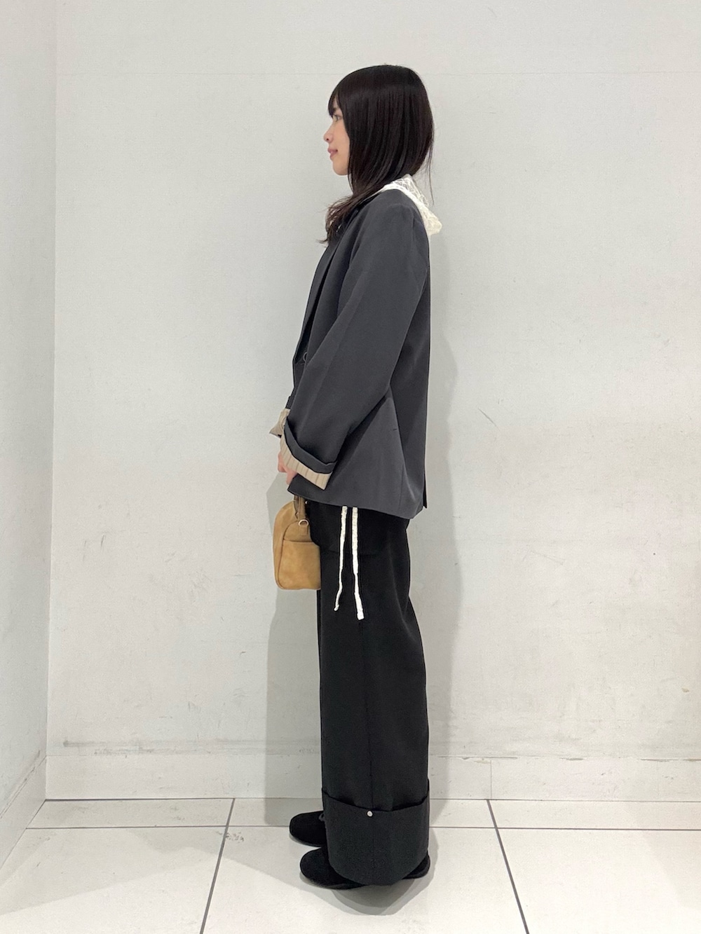 ホワイト系のその他トップス、グレー系のテーラードジャケット、ブルー系のカーディガン/ボレロを着用したレディースの春コーディネートの2枚目の写真