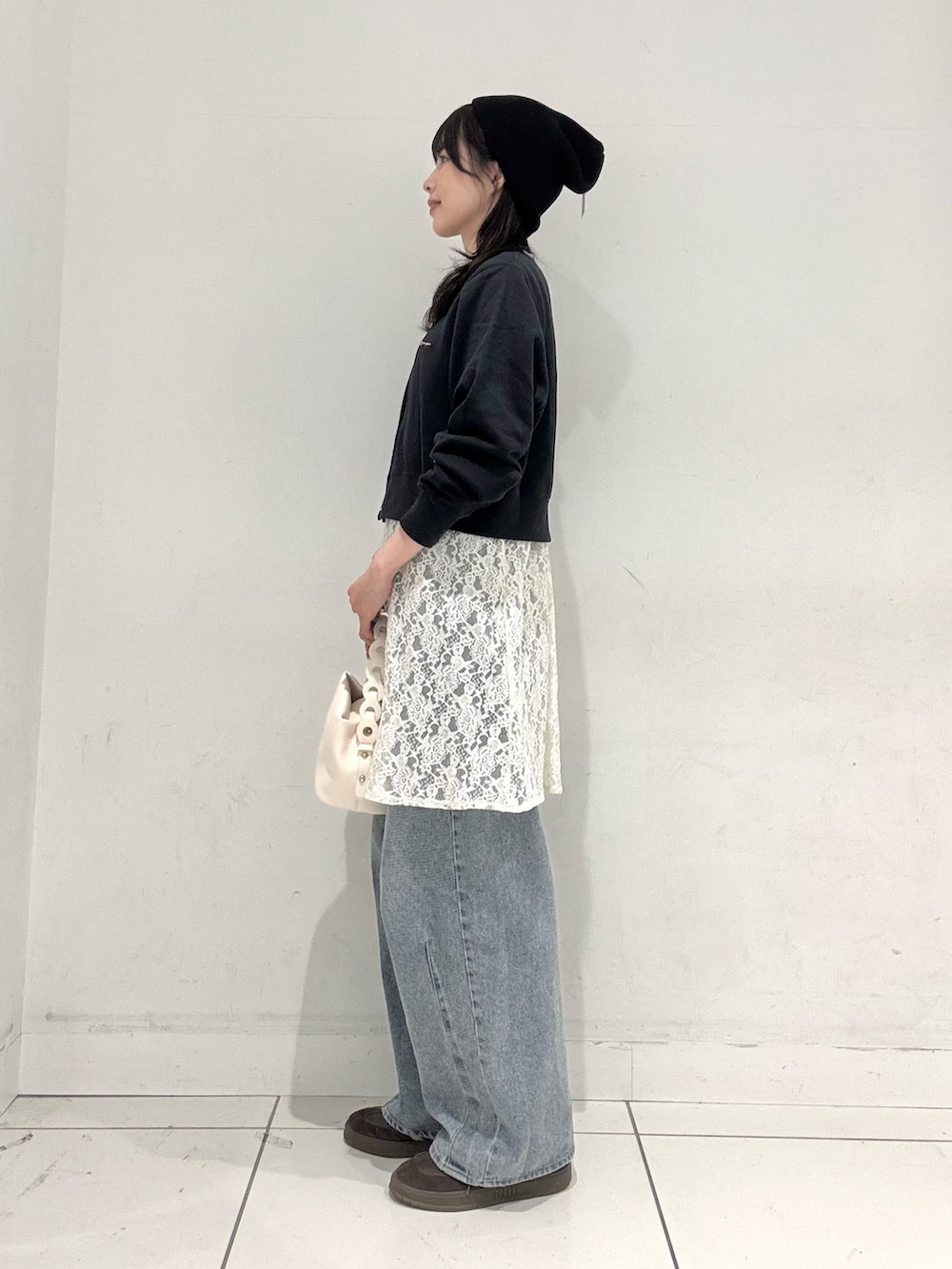 ブルー系のカーディガン/ボレロ、ホワイト系のTシャツ/カットソー、ホワイト系のキャミソールを着用したレディースの冬コーディネートの2枚目の写真