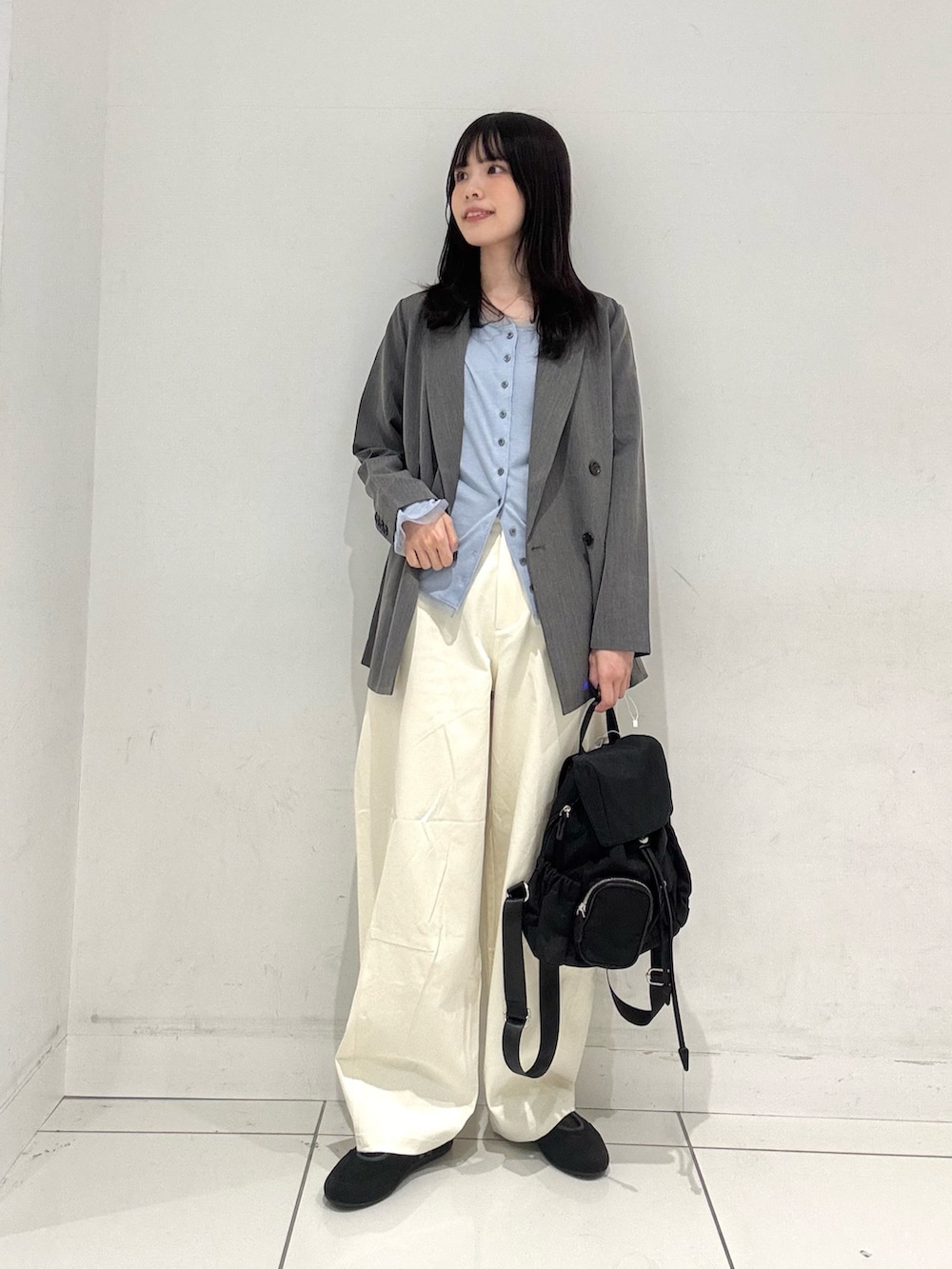 ブルー系のカーディガン/ボレロ、グレー系のテーラードジャケット、ホワイト系のその他パンツを着用したレディースの春コーディネートの5枚目の写真