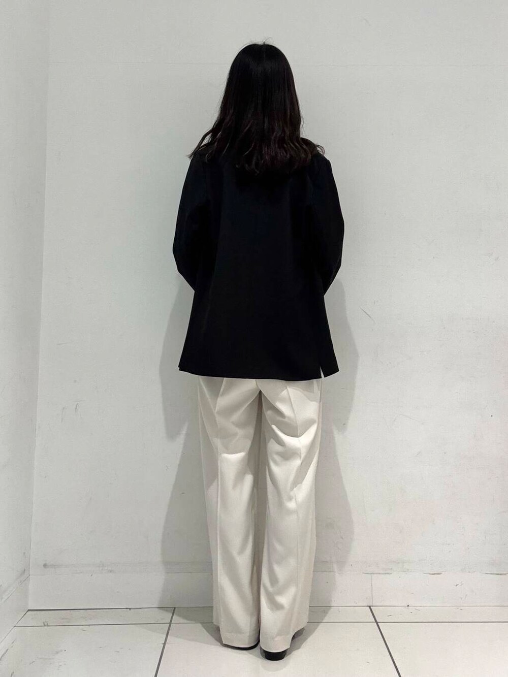 ベージュ系のその他パンツ、ブラック系のバレエシューズ、ブラック系のその他アウターを着用したレディースの春コーディネートの3枚目の写真