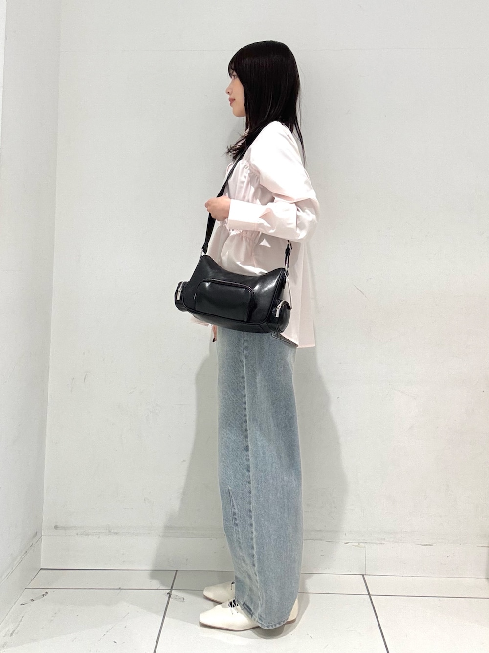 ピンク系のシャツ/ブラウス、ブルー系のデニムパンツ、ホワイト系のその他シューズを着用したレディースの冬コーディネートの2枚目の写真