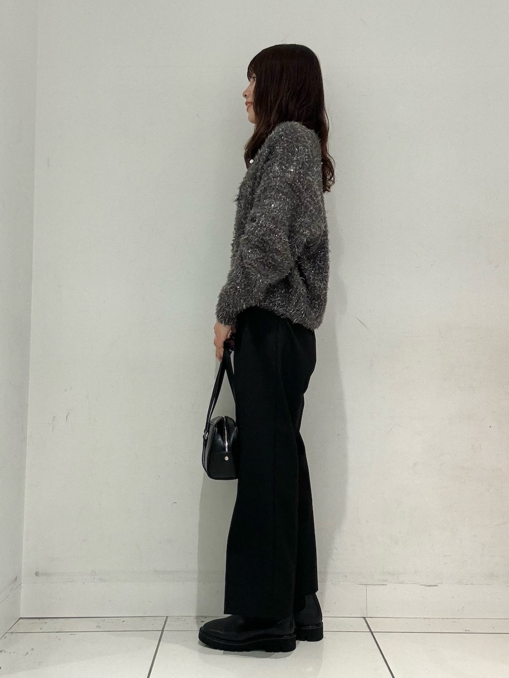 ホワイト系のTシャツ/カットソー、グレー系のニット/セーター、ブラック系のその他パンツを着用したレディースの秋コーディネートの2枚目の写真