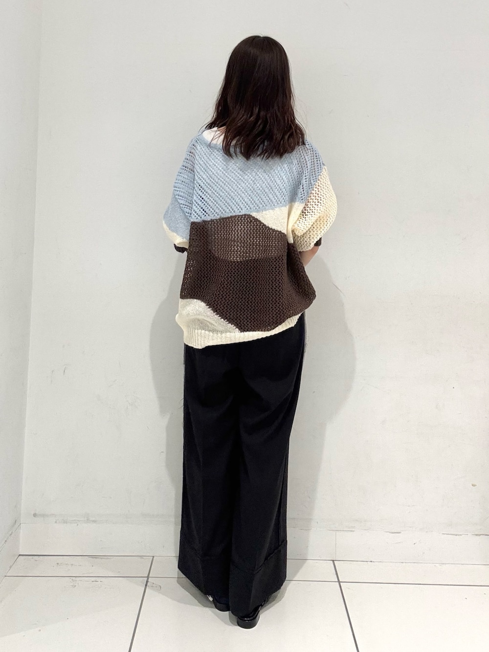 ブルー系のニット/セーター、ブラック系のその他パンツ、ブラック系のその他シューズを着用したレディースの秋コーディネートの3枚目の写真