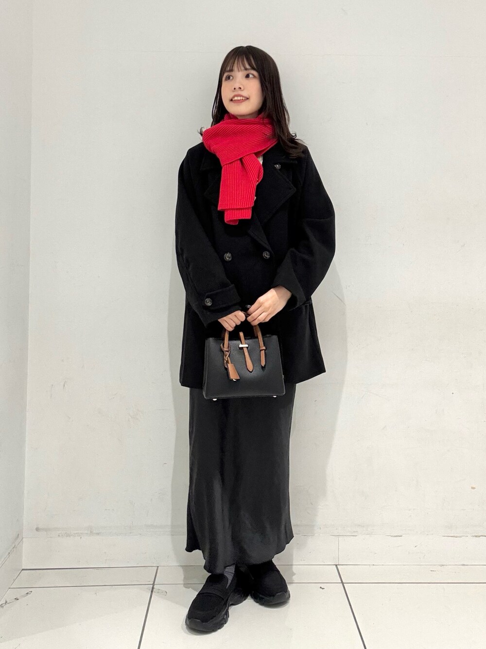 ブラック系のローファー、ブラック系のその他アウター、ブラック系のスカートを着用したレディースの秋コーディネートの4枚目の写真
