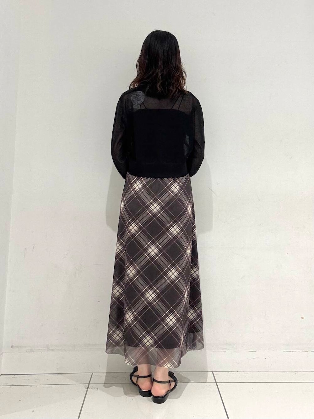 ブラック系のキャミソール、ブラック系のサンダル、ブラック系のトートバッグを着用したレディースの夏コーディネートの3枚目の写真