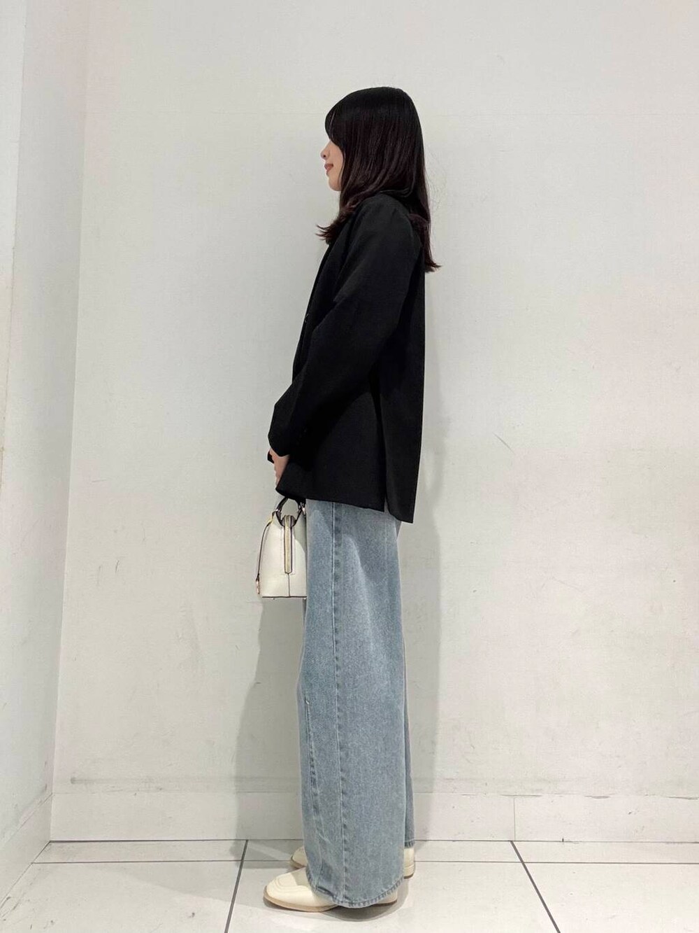 ホワイト系のローファー、ホワイト系のハンドバッグ、ホワイト系のキャミソールを着用したレディースの春コーディネートの2枚目の写真