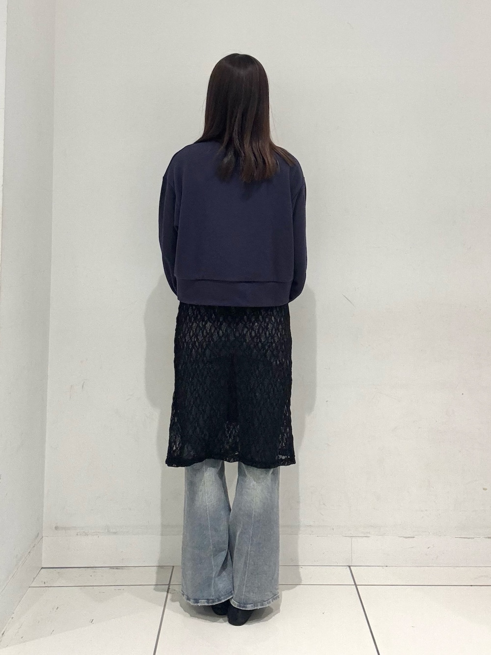 ブルー系のスウェット、ブルー系のその他パンツ、ブラック系のワンピースを着用したレディースの秋コーディネートの3枚目の写真