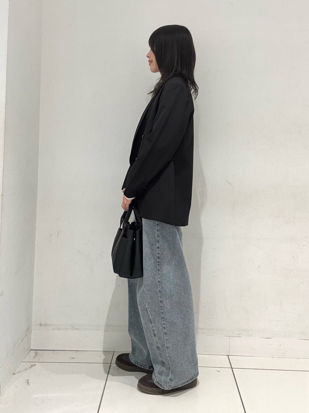 ピンク系のTシャツ/カットソー、ブラック系のその他アウター、ブルー系のデニムパンツを着用したレディースの秋コーディネートの2枚目の写真