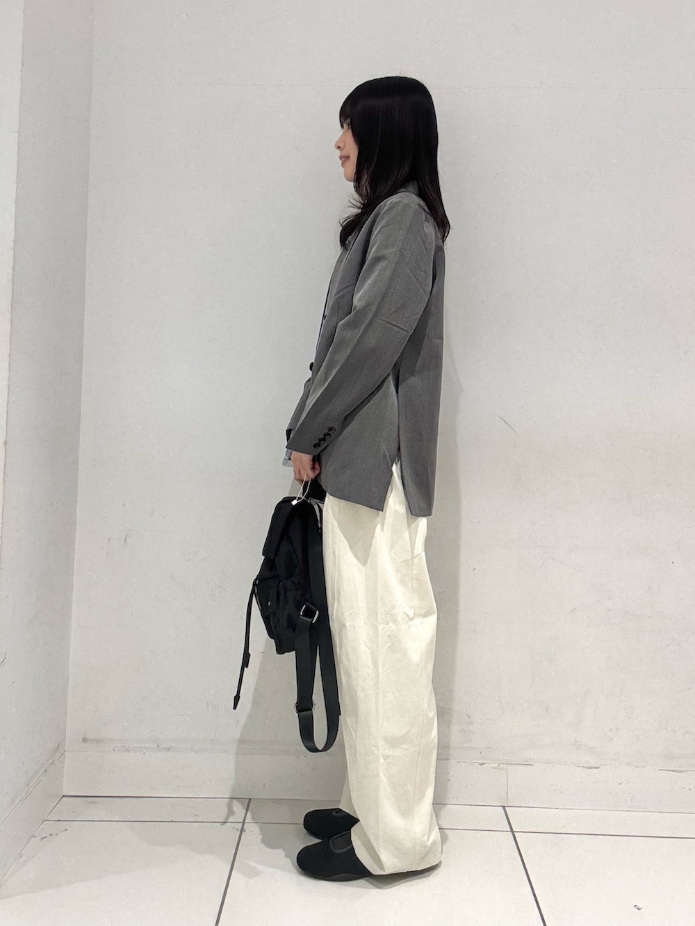 ブルー系のカーディガン/ボレロ、グレー系のテーラードジャケット、ホワイト系のその他パンツを着用したレディースの春コーディネートの2枚目の写真