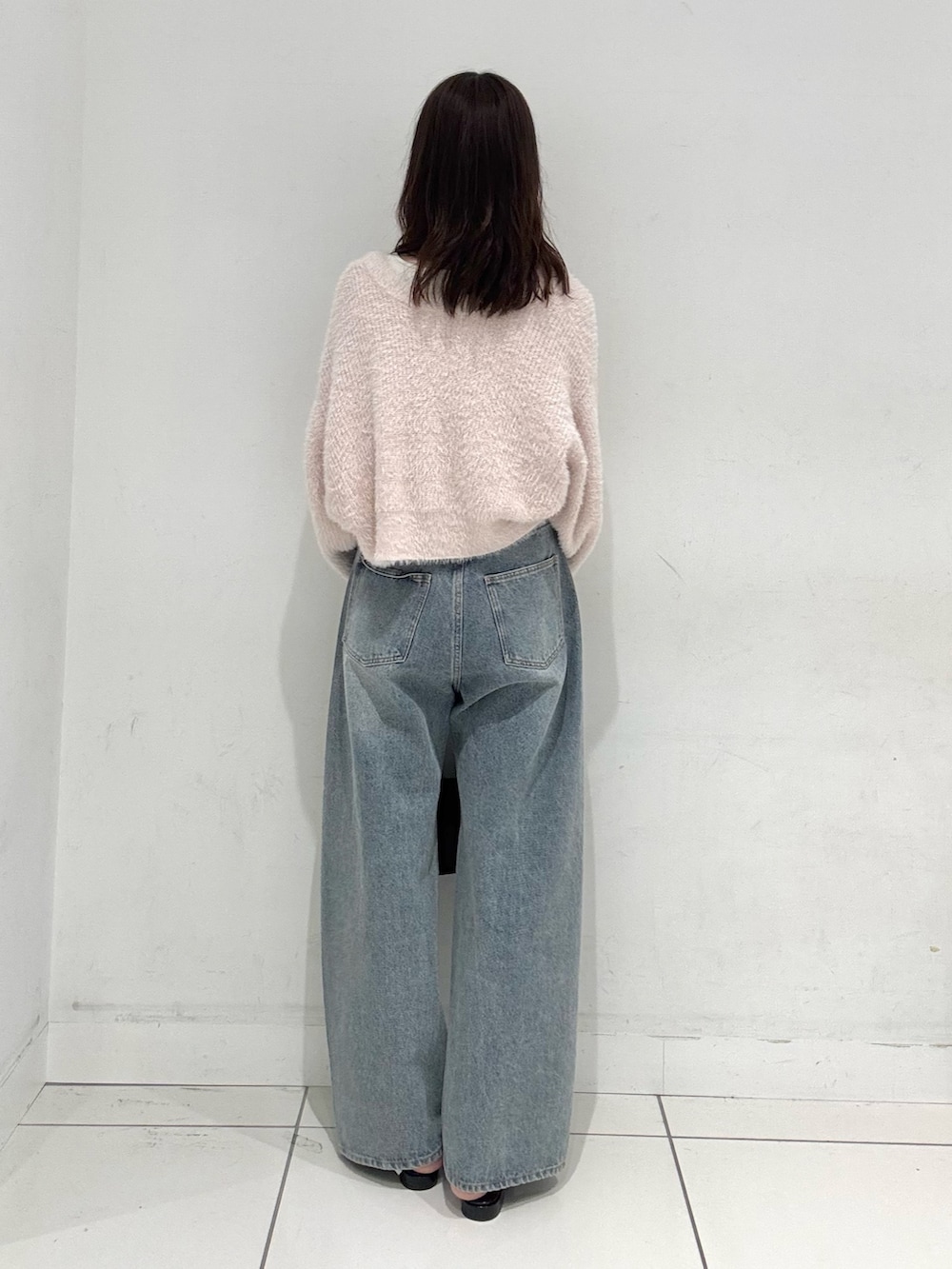 ピンク系のカーディガン/ボレロ、ブルー系のデニムパンツ、ブラック系のその他シューズを着用したレディースの秋コーディネートの3枚目の写真