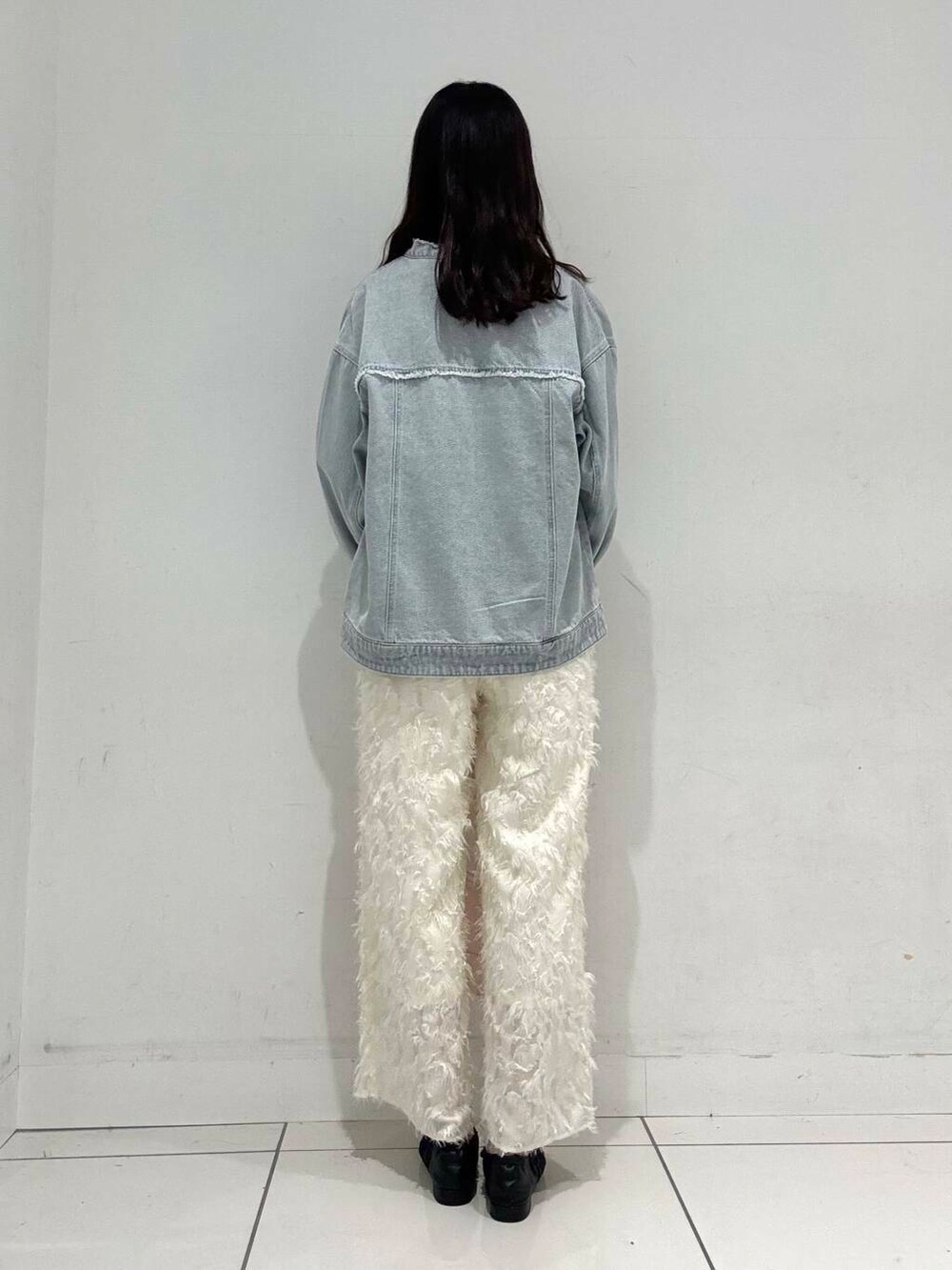 ブラック系のTシャツ/カットソー、ピンク系のショルダーバッグ、ホワイト系のその他パンツを着用したレディースの春コーディネートの3枚目の写真