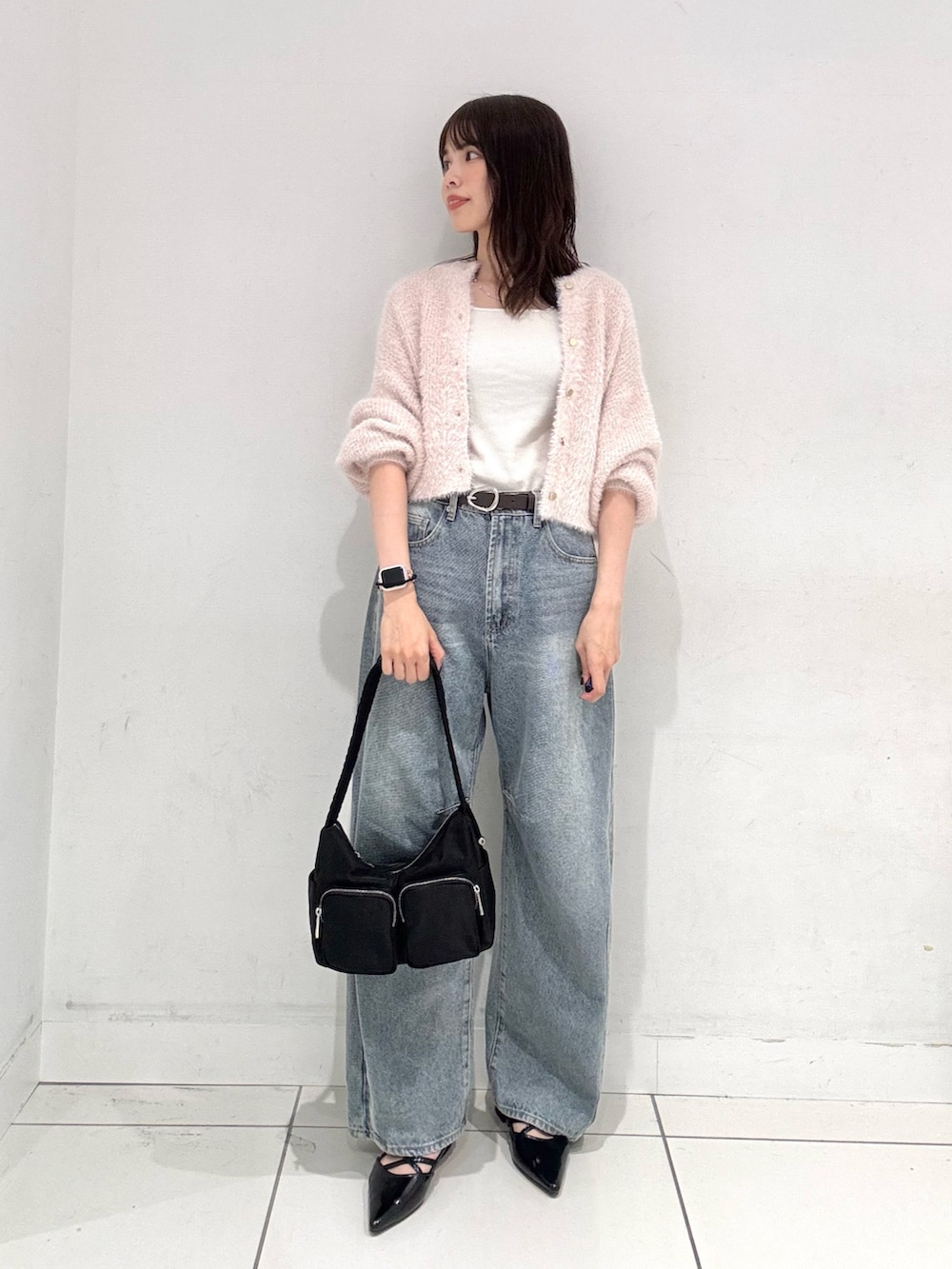 ピンク系のカーディガン/ボレロ、ブルー系のデニムパンツ、ブラック系のその他シューズを着用したレディースの秋コーディネートの4枚目の写真