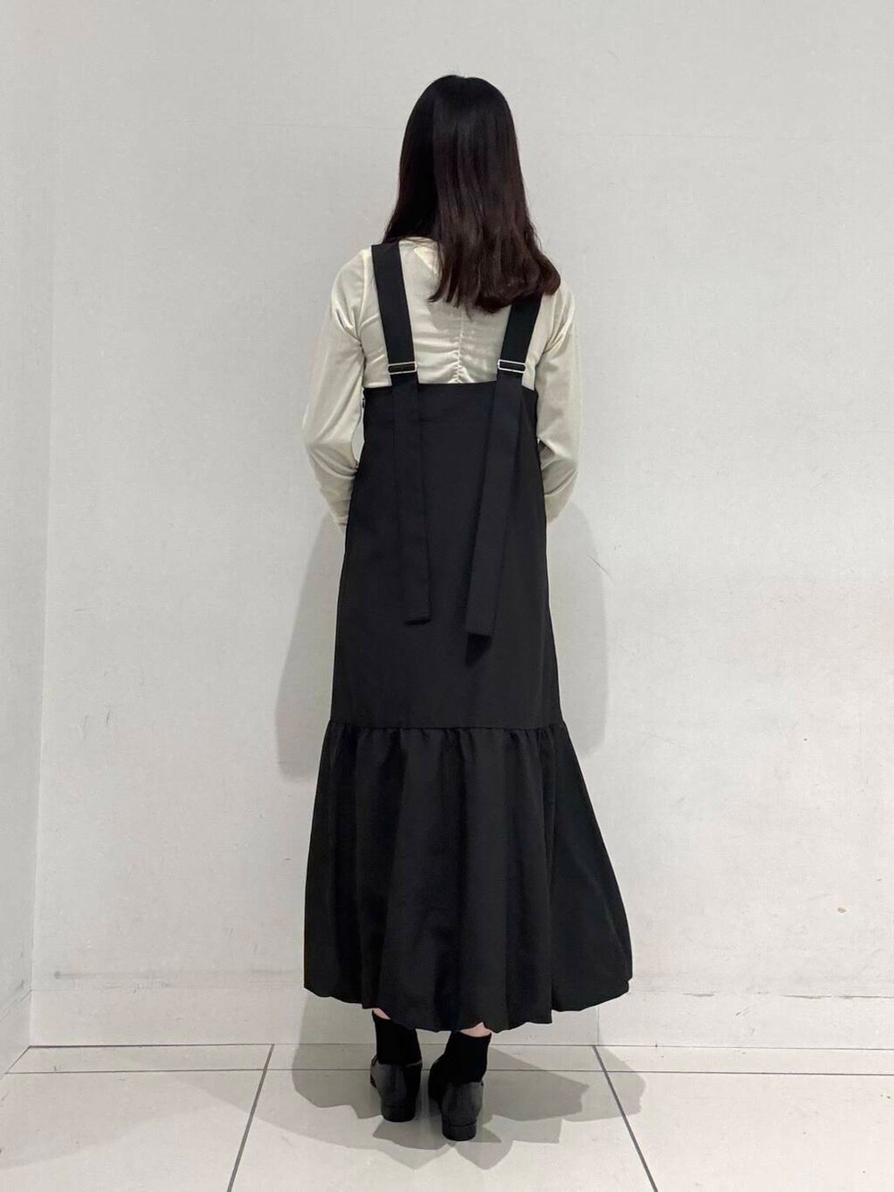 ブラック系のローファー、ベージュ系のTシャツ/カットソー、グリーン系のトートバッグを着用したレディースの春コーディネートの3枚目の写真