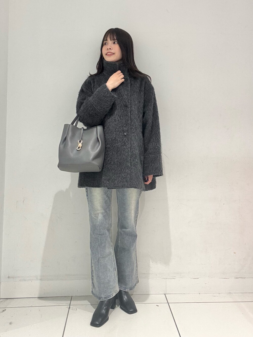 グレー系のその他アウター、レッド系のニット/セーター、ブルー系のその他パンツを着用したレディースの秋コーディネートの5枚目の写真