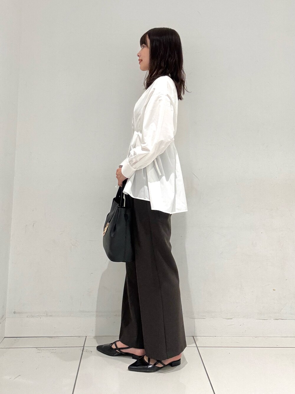ホワイト系のシャツ/ブラウス、ブラック系のトートバッグ、ブラック系のその他シューズを着用したレディースの秋コーディネートの3枚目の写真