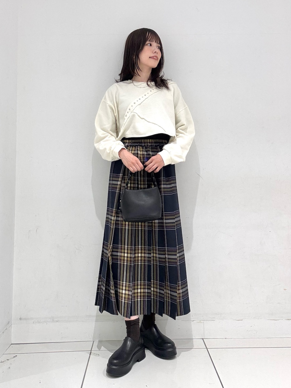 ホワイト系のスウェット、ブルー系のスカート、ブラック系のその他シューズを着用したレディースの冬コーディネートの4枚目の写真