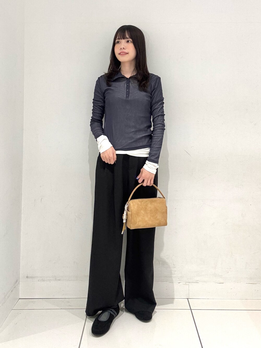 ブラック系のバレエシューズ、ブルー系のその他トップス、ブラック系のスラックスを着用したレディースの冬コーディネートの4枚目の写真