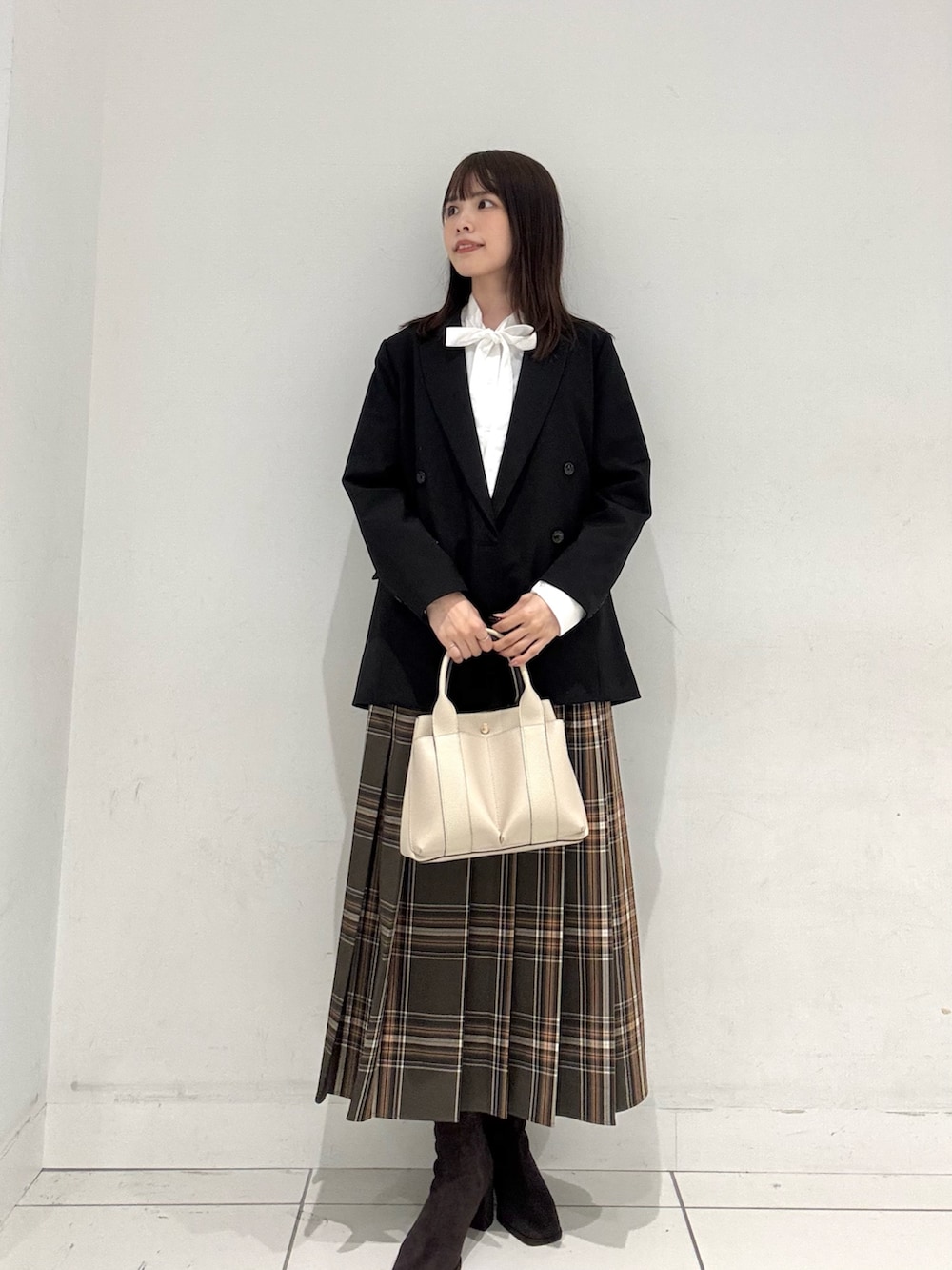 ブラック系のその他アウター、ホワイト系のシャツ/ブラウス、ブラウン系のスカートを着用したレディースの秋コーディネートの4枚目の写真