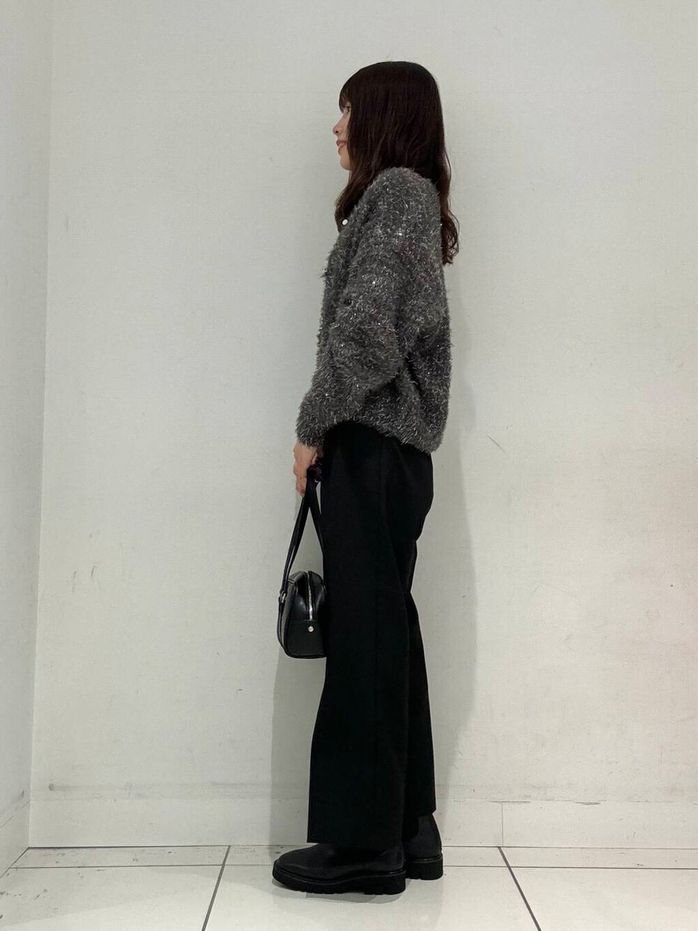 ブラック系のその他パンツ、ブラック系のボストンバッグ、グレー系のニット/セーターを着用したレディースの秋コーディネートの2枚目の写真