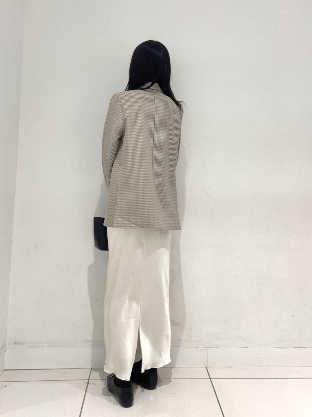 ブラック系のTシャツ/カットソー、ベージュ系のテーラードジャケット、ブラック系のその他シューズを着用したレディースの春コーディネートの3枚目の写真