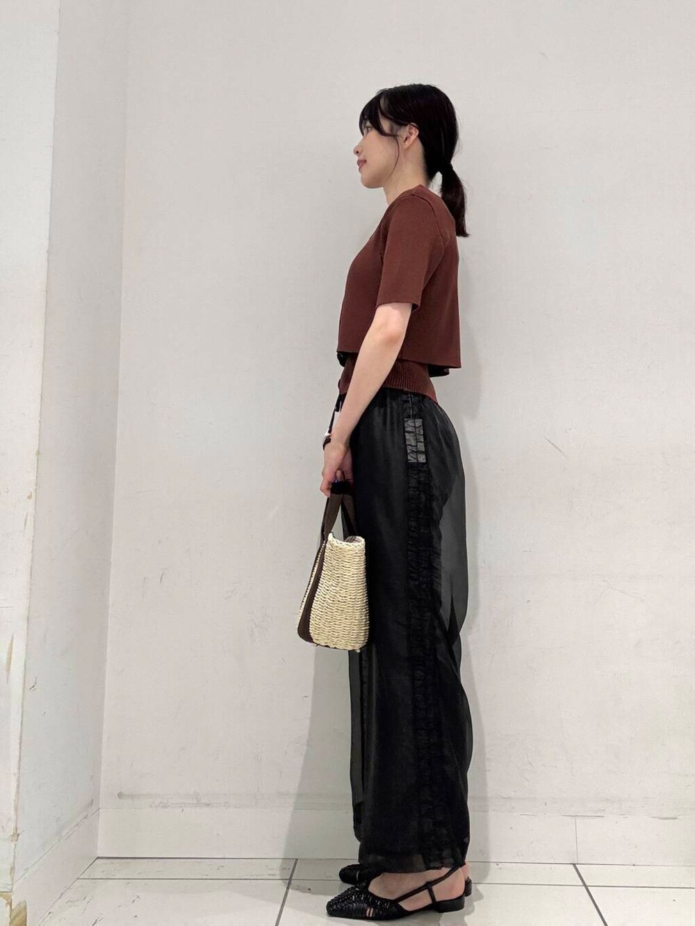 ベージュ系のかごバッグ、ブラック系のサンダル、ブラック系のその他パンツを着用したレディースの夏コーディネートの2枚目の写真