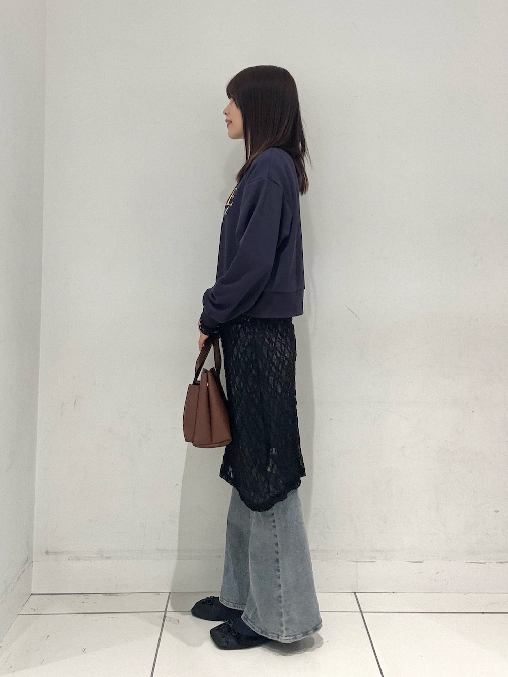 ブルー系のスウェット、ブルー系のその他パンツ、ブラック系のワンピースを着用したレディースの秋コーディネートの2枚目の写真