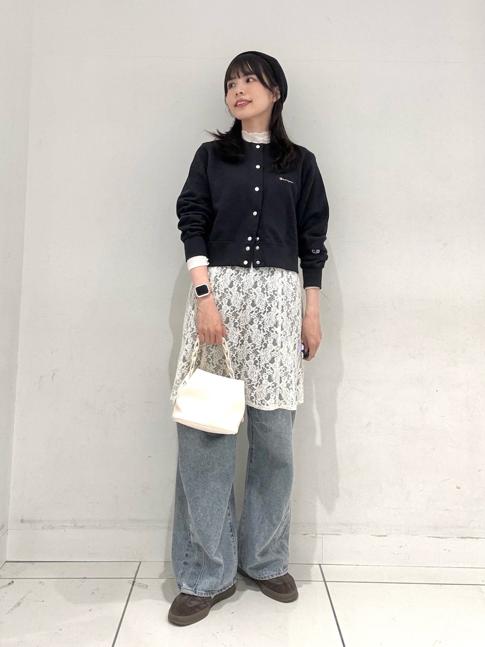 ブルー系のカーディガン/ボレロ、ホワイト系のTシャツ/カットソー、ホワイト系のキャミソールを着用したレディースの冬コーディネートの4枚目の写真