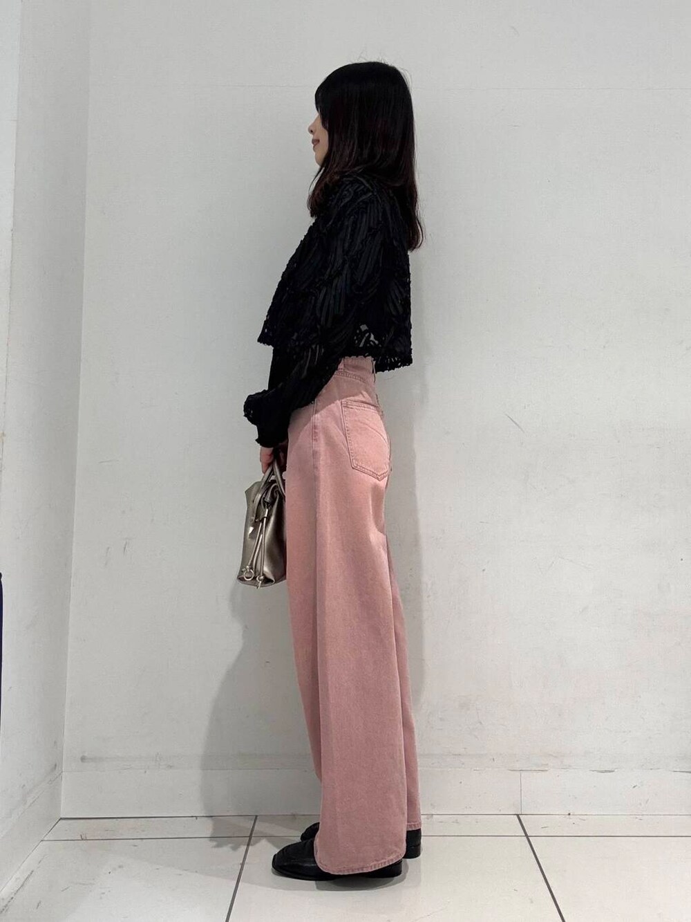 ブラック系のローファー、その他のハンドバッグ、ブラック系のシャツ/ブラウスを着用したレディースの春コーディネートの2枚目の写真