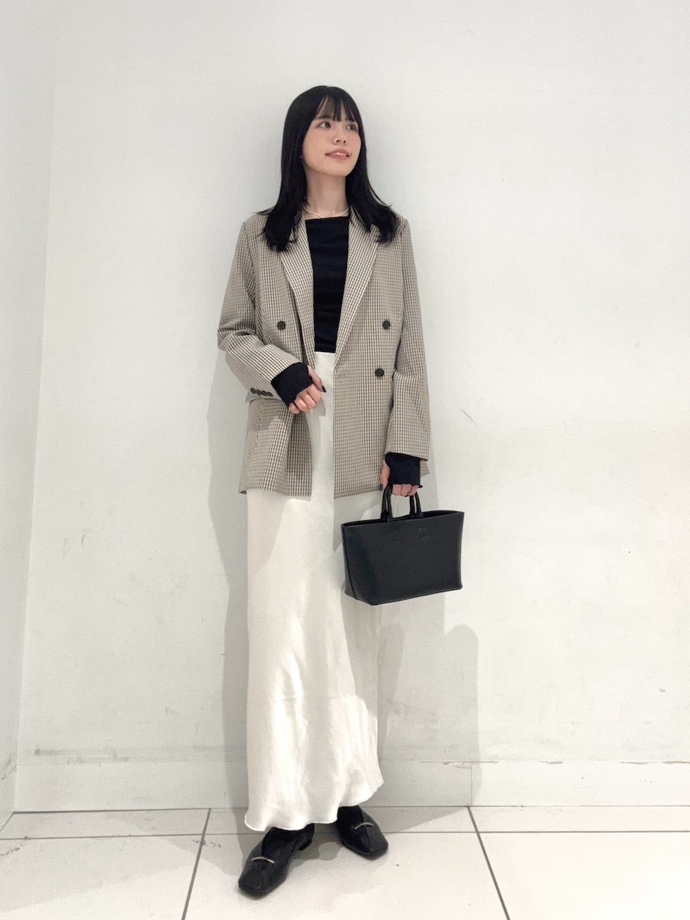 ブラック系のTシャツ/カットソー、ベージュ系のテーラードジャケット、ブラック系のその他シューズを着用したレディースの春コーディネートの4枚目の写真