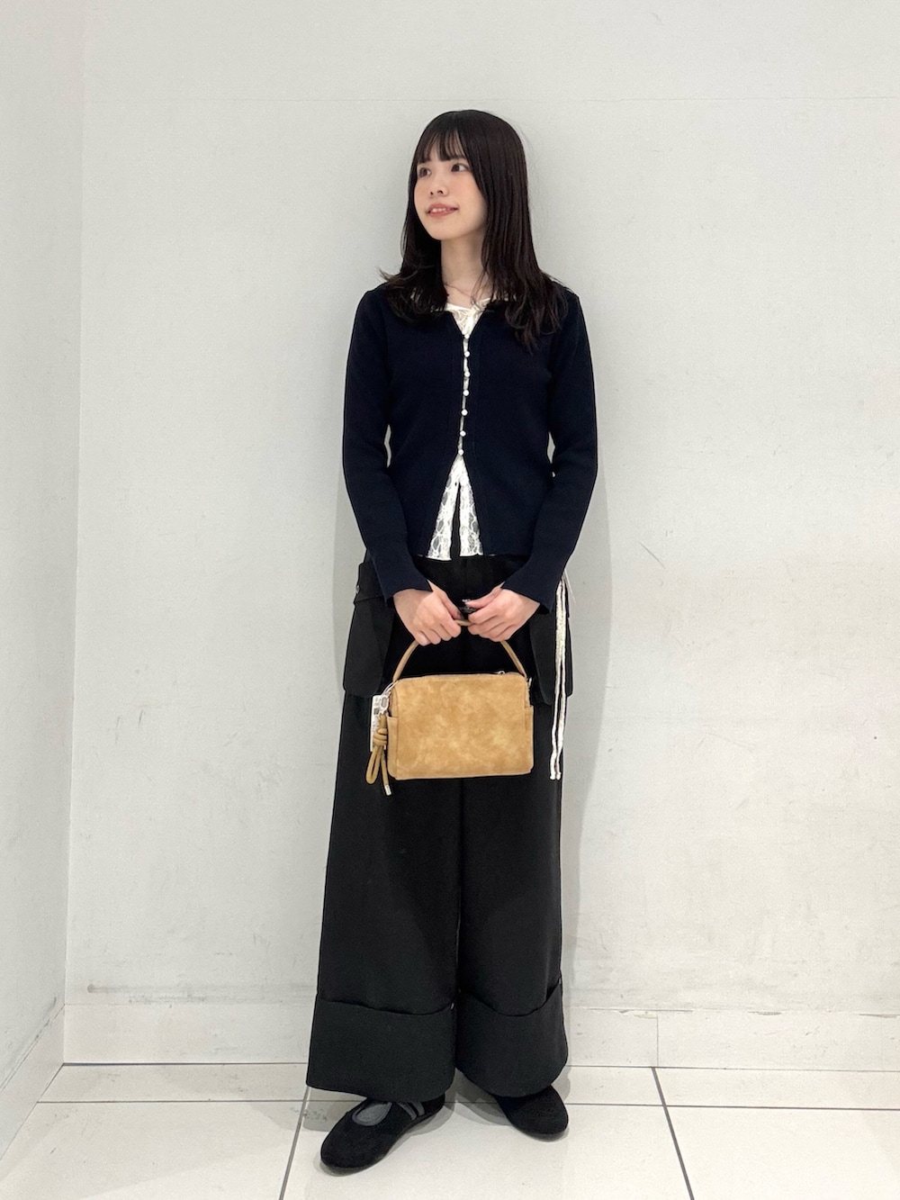 ホワイト系のその他トップス、グレー系のテーラードジャケット、ブルー系のカーディガン/ボレロを着用したレディースの春コーディネートの4枚目の写真