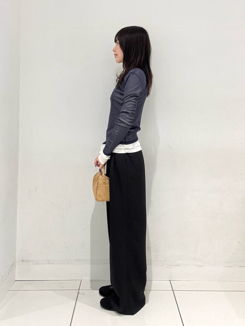 ブラック系のバレエシューズ、ブルー系のその他トップス、ブラック系のスラックスを着用したレディースの冬コーディネートの2枚目の写真