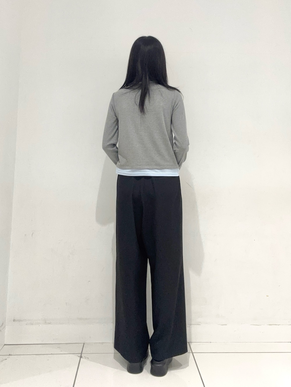 グレー系のTシャツ/カットソー、ブラック系のスラックス、ブラック系のその他シューズを着用したレディースの春コーディネートの3枚目の写真