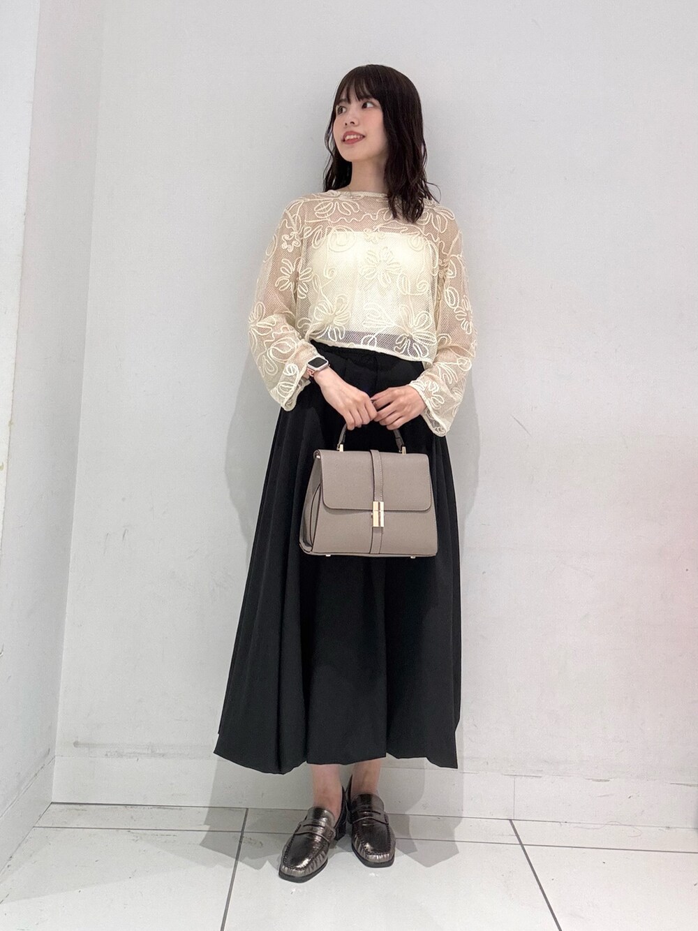 ホワイト系のキャミソール、ホワイト系のTシャツ/カットソー、ブラック系のスカートを着用したレディースの夏コーディネートの4枚目の写真