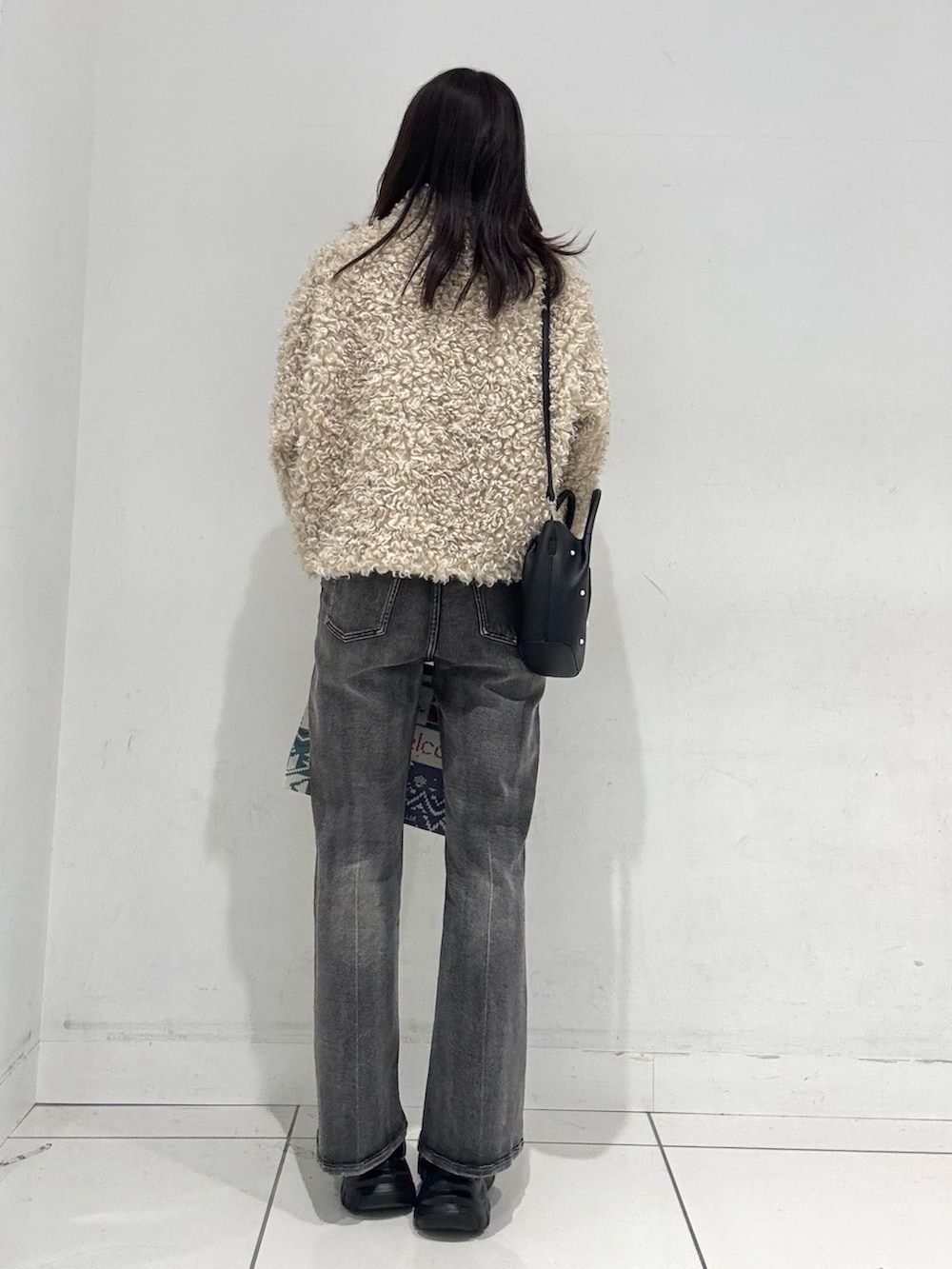 ホワイト系のその他アウター、ブラック系のその他パンツ、ブラック系のローファーを着用したレディースの秋コーディネートの3枚目の写真